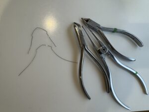 舌側矯正で使用するワイヤー（針金）